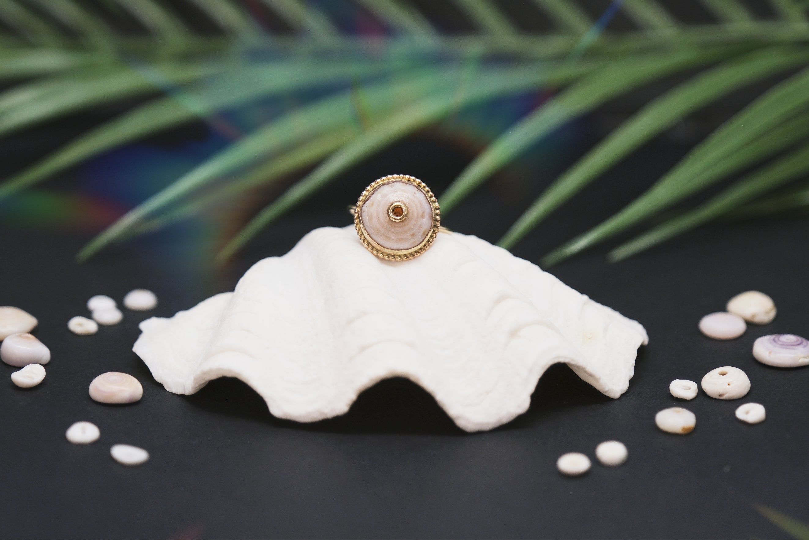 Puka Pimpin Ring Off White Swirl With Gold Center